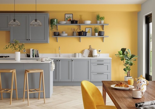 không gian bếp với gam màu vàng