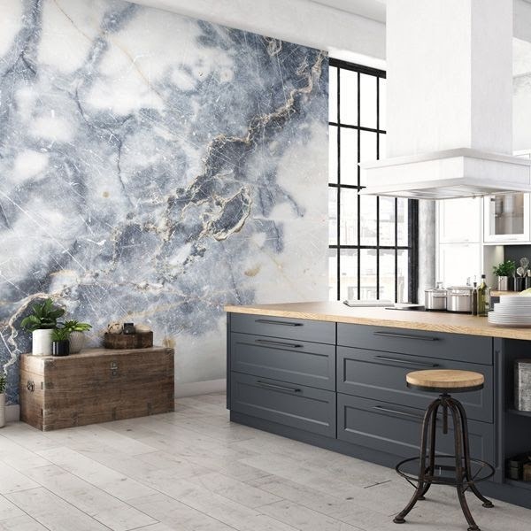 Tường bếp nổi bật với gạch marble