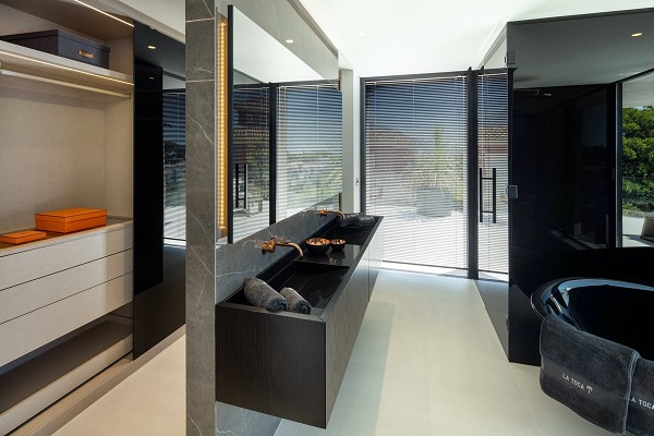 Thiết kế phòng tắm đẹp mắt với nội thất đá sang trọng.
