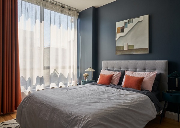 Phòng ngủ thiết kế độc đáo với gam màu xanh lam lộng lẫy