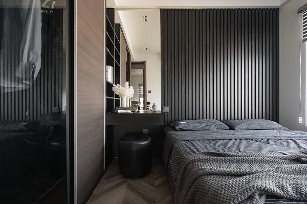 Phòng ngủ thứ hai đơn giản hơn với tone màu đen huyền bí chủ đạo