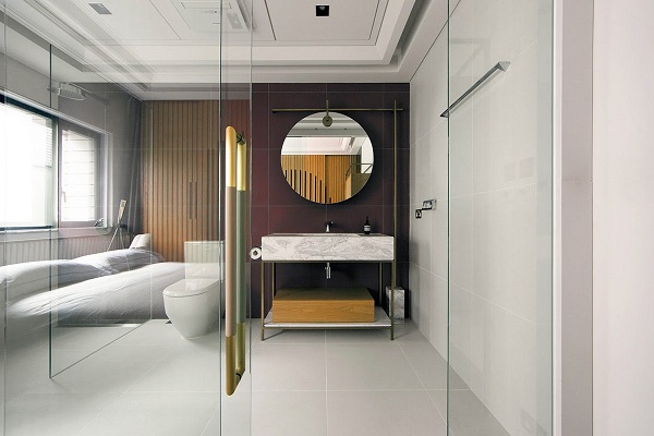 Tường nhà tắm bằng kính tạo không gian mở, rộng rãi. 