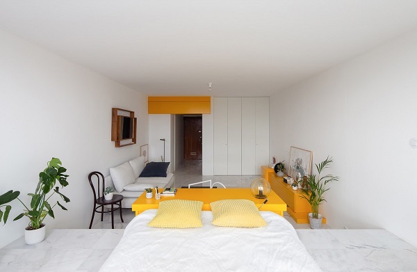 một căn hộ studio màu trắng, vàng
