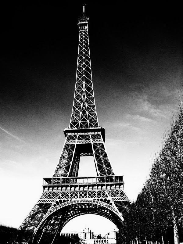 Tháp Eiffel, một công trình kiến trúc nổi tiếng của Pháp được thiết kế theo phong cách Art Nouveau