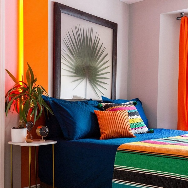 Gối và ga giường màu sắc đa dạng, tươi tắn