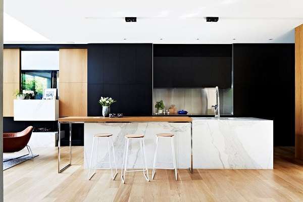 Tủ bếp gỗ nâu đen tối giản ấm áp
