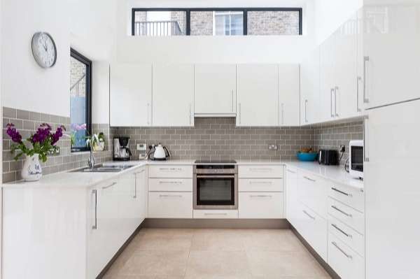 Nhà bếp chữ U của một ngôi nhà trong thành phố London