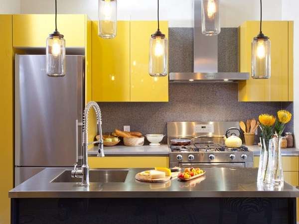 Một chiếc tủ bếp Acrylic màu vàng óng
