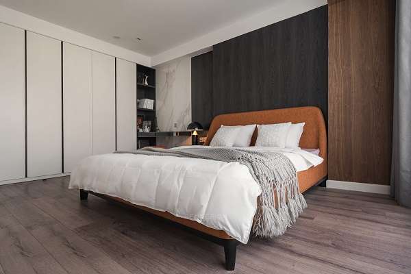 Phòng ngủ được thiết kế đơn giản với gam màu nâu