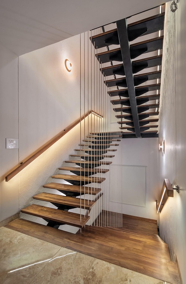 Thiết kế bậc cầu thang bằng gỗ ấm cúng chống trơn