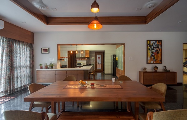 Phòng ăn thiết kế mở, chất liệu gỗ ấm cúng