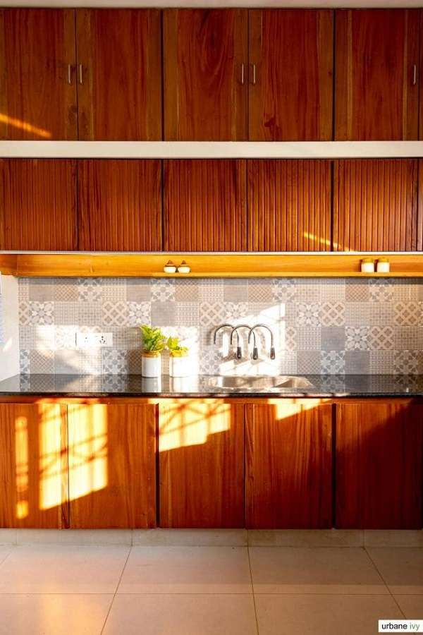 Tủ bếp bằng gỗ tự nhiên có thiết kế mộc mạc