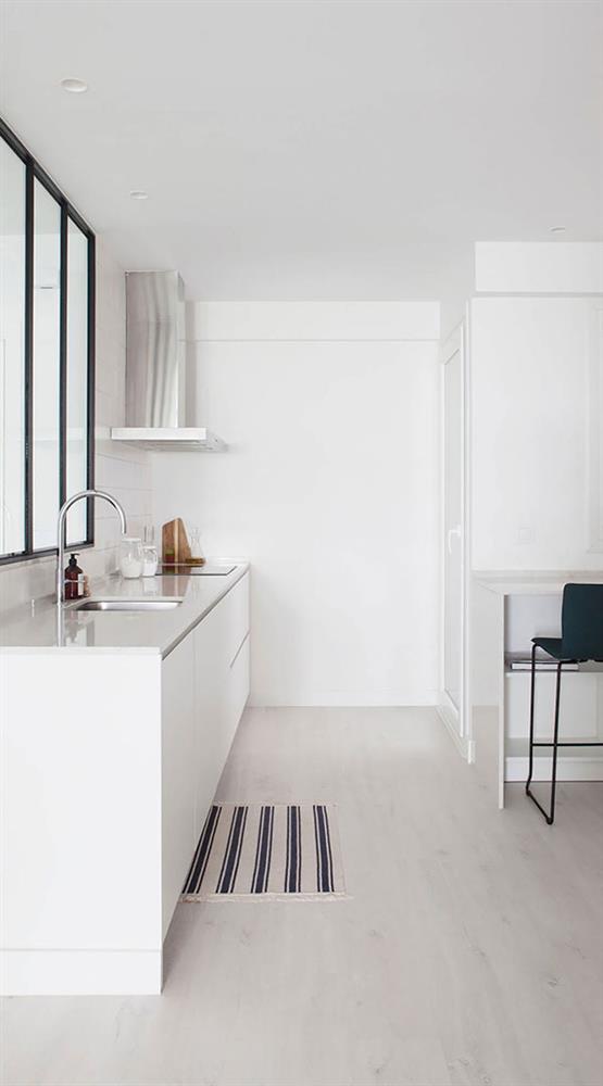 Nhà bếp đơn giản với tủ trắng hiện đại