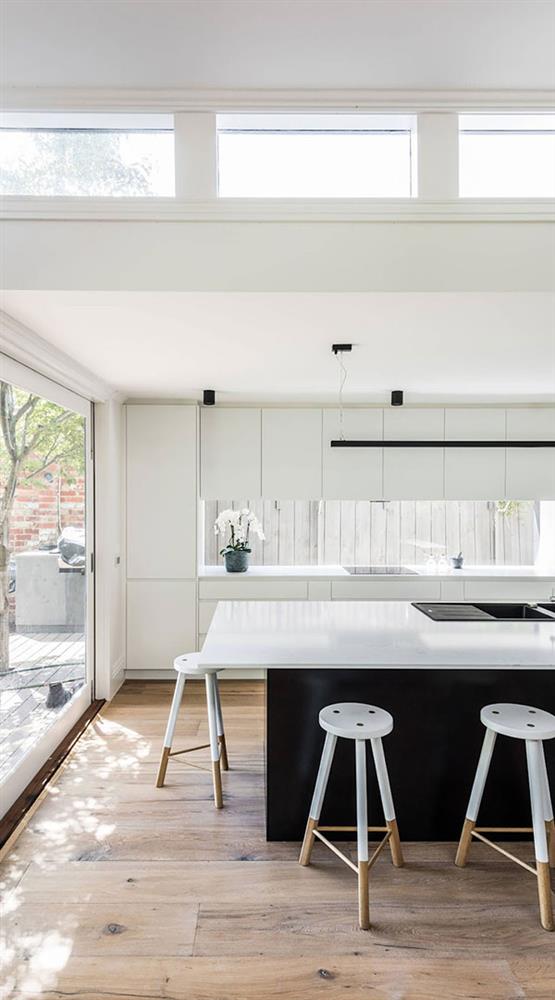 Nhà bếp đơn giản, đẹp với tủ trắng và bàn đảo đen