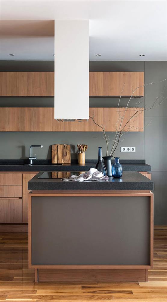 Nhà bếp đơn giản, hiện đại với bàn đá granite và tủ gỗ mòng