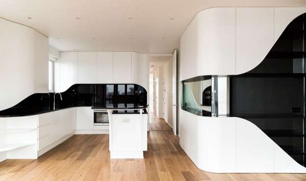 Nhà bếp màu đen trắng có thiết kế thông minh