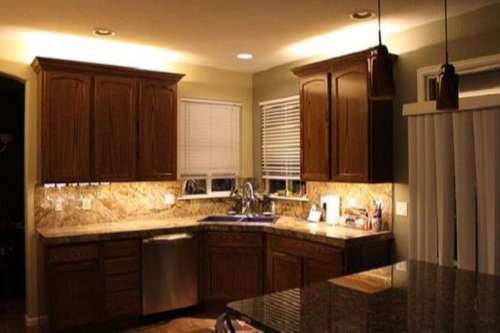 Lắp đèn Led trên nóc tủ bếp trên – tạo hiệu ứng hắt sáng đẹp lung linh
