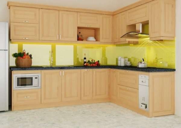 Tủ bếp gỗ sồi Nga màu nâu sáng chữ L, được thiết kế góc vuông tận dụng được góc chết và phù hợp với căn bếp rộng rãi.