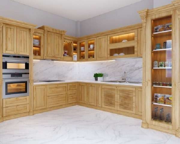 Tủ bếp được làm bằng gỗ sồi Nga với thiết kế tủ bếp trên liền với tủ bếp dưới, tận dụng tối đa công năng.