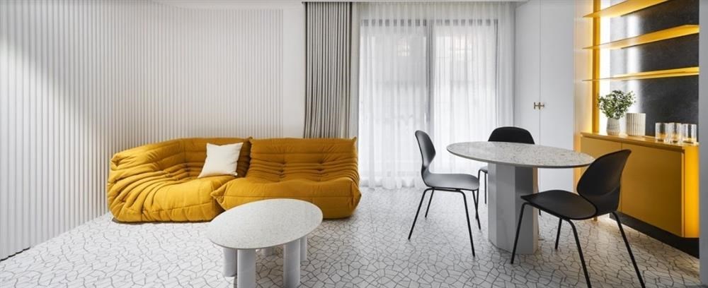 Hình ảnh của 3 căn hộ đẹp với nội thất đen, trắng, vàng