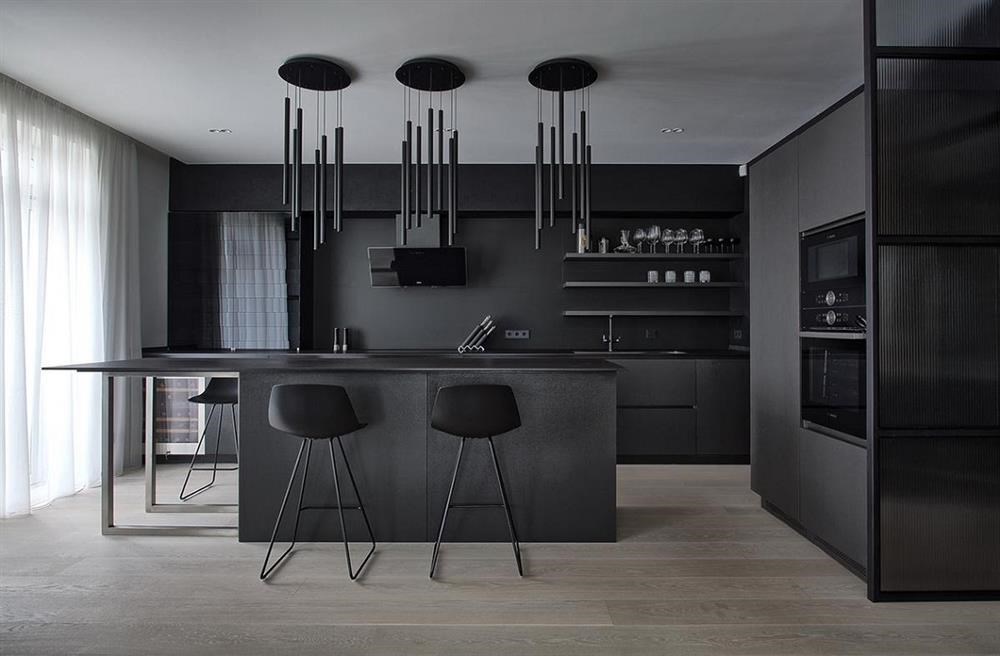 Bếp nấu cá tình với nội thất đen huyền bí, không kém phần sang trọng