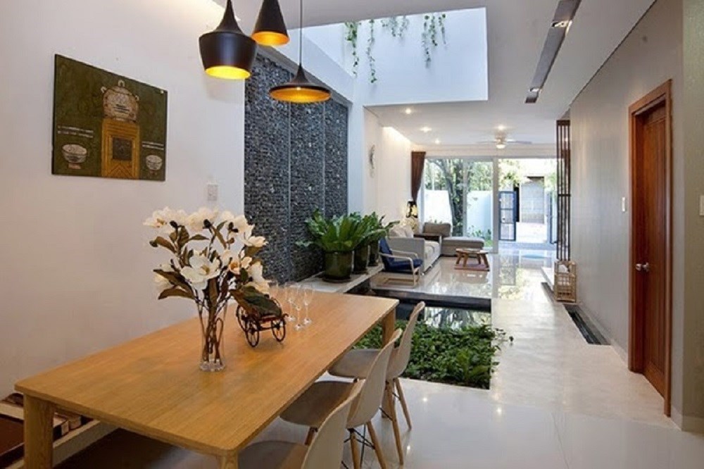 Tránh đặt bàn ăn xung với cửa ra vào