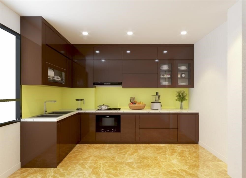 Gạch ốp tường màu vàng ấm áp. phù hợp với tủ bếp nâu hiện đại