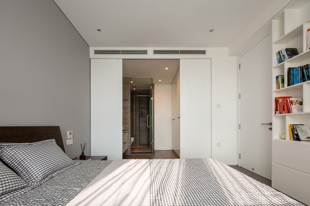 Phòng ngủ chính thiết kế đơn giản, tối ưu hóa diện tích.