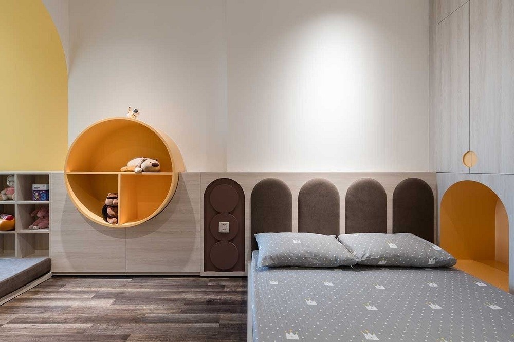 Phòng bé nhỏ 2 tuổi vô cùng năng động, đáng yêu. Tone màu vàng cá tính