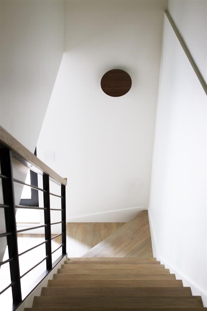 Bậc cầu thang được ốp gỗ chống trơn an toàn, hiệu quả