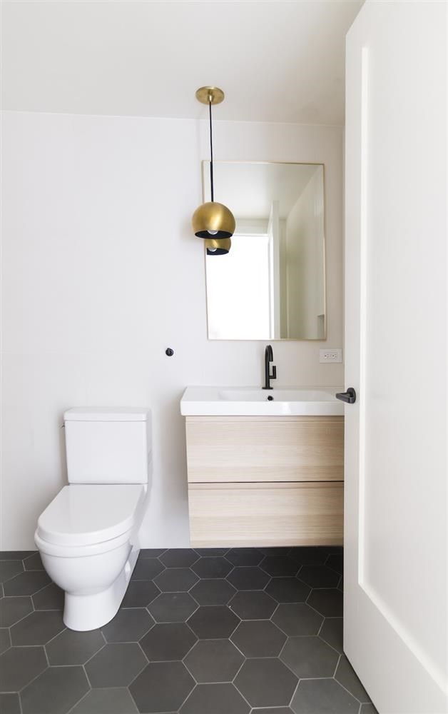 Bồn rửa màu trắng sạch sẽ. Điểm xuyết trong không gian là nội thất vàng đồng óng ả, sang trọng.