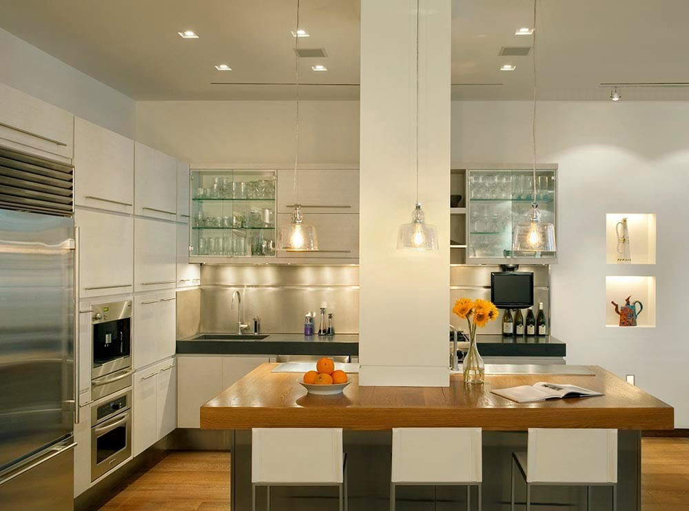 khu vực bàn bếp là hệ thống đèn trần tinh tế, hút mắt.