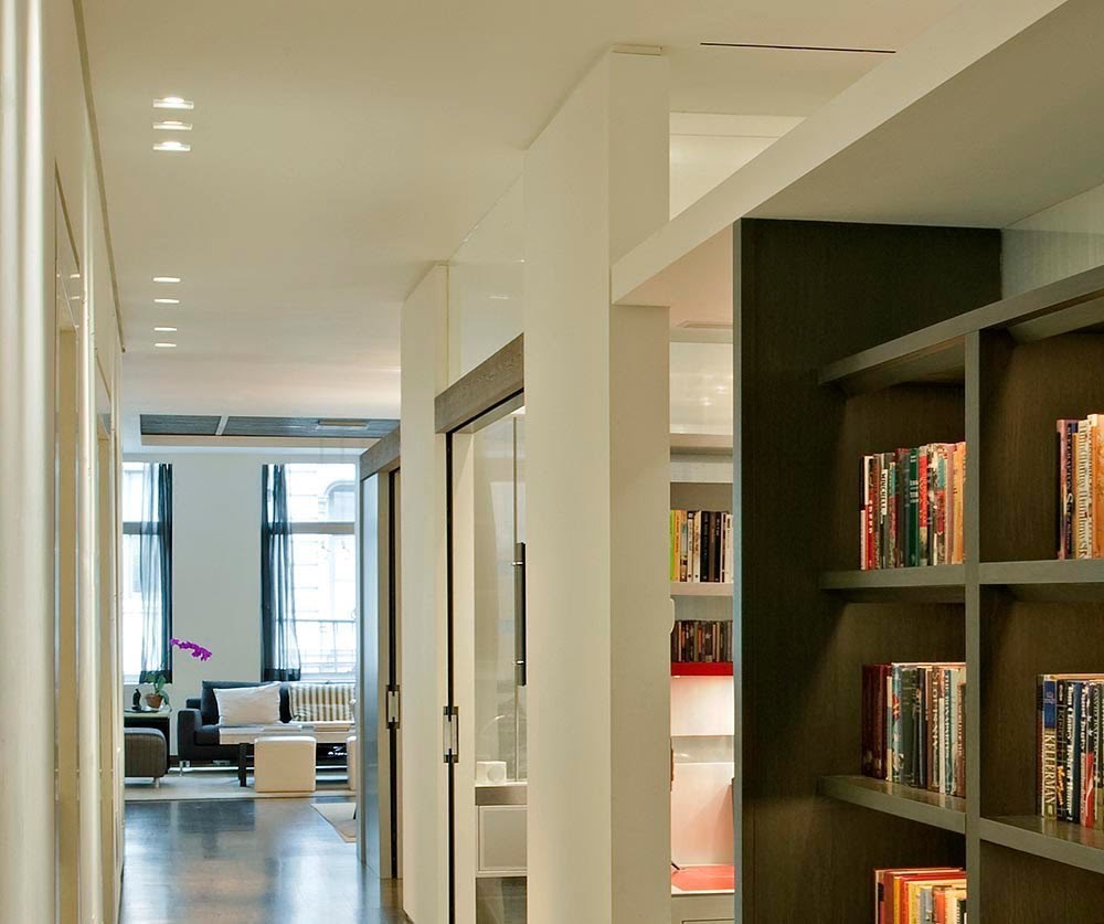 kệ sách rộng lớn, tiện lợi