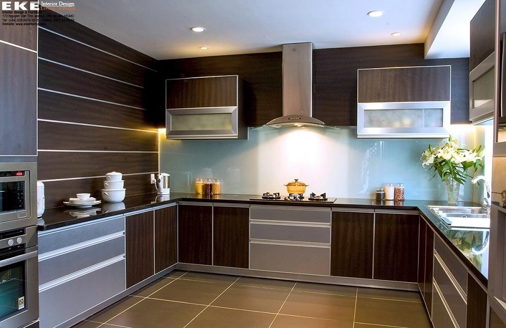 Tủ bếp chữ U màu nâu sang trọng, bao trọn xung quanh bếp.