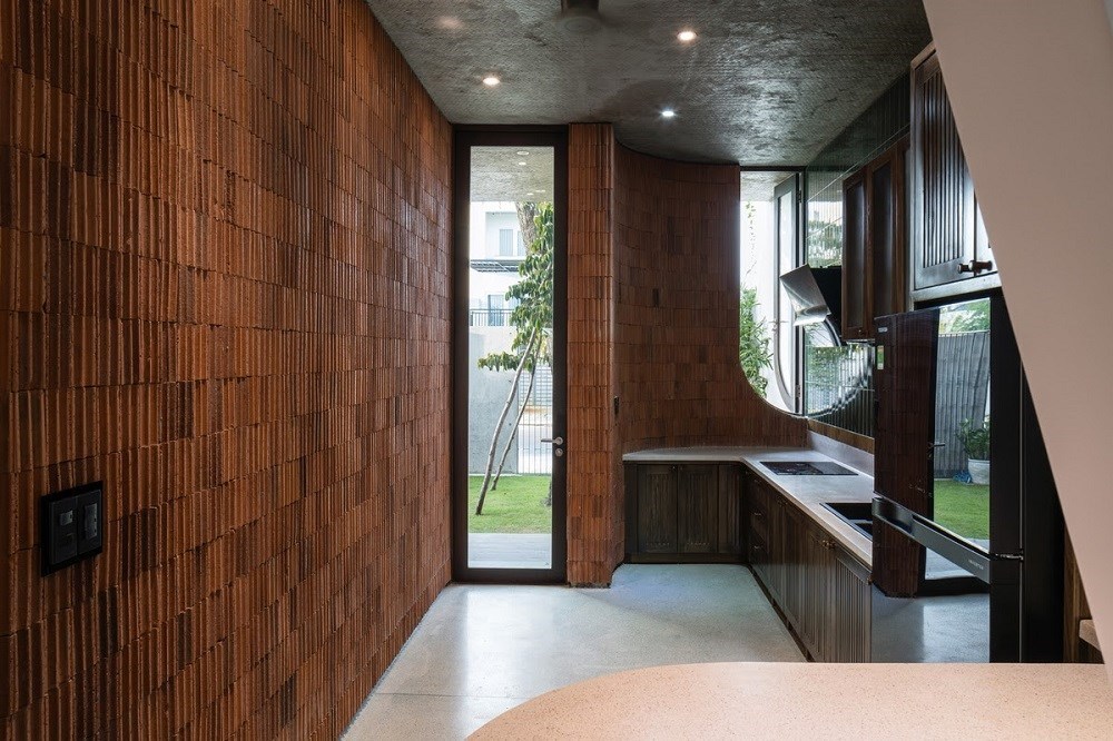 nhà bếp cá tính với bức tường ốp gạch nổi trội