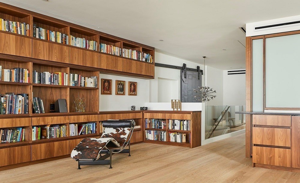 Giá sách bằng gỗ ấm cúng kết hợp với ghế dài LC4