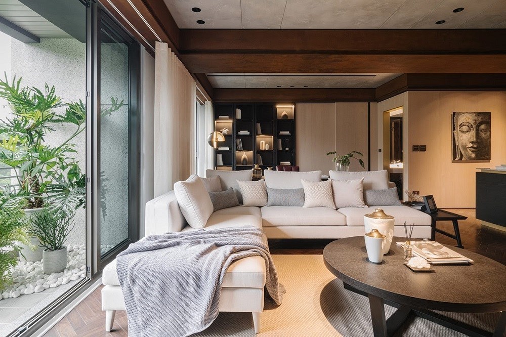 chiếc gối và chăn mỏng màu xám là điểm nhấn hài hòa trên bộ sofa trắng