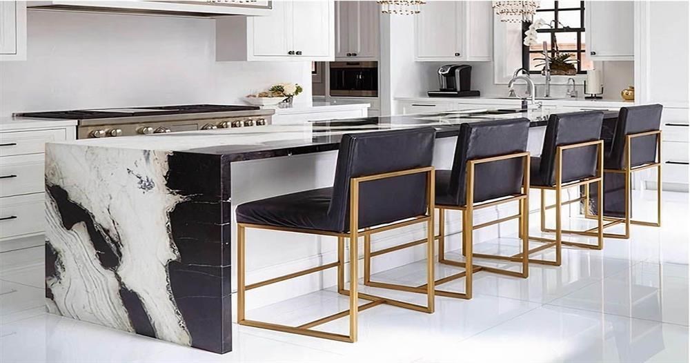 bếp đảo thiết kế với đá cẩm thạch