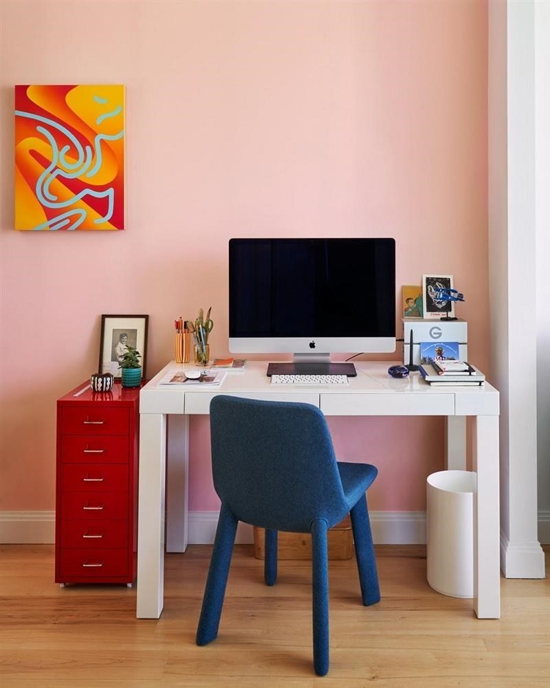 Bàn làm việc màu trắng Parsons từ West Elm có thiết kế đơn giản