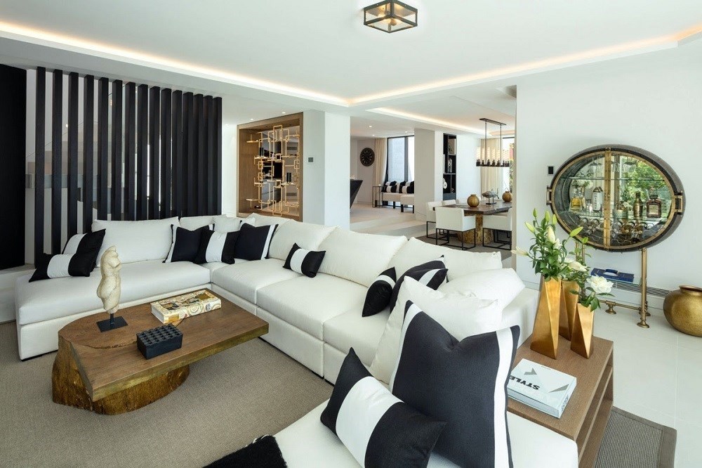 Phòng khách sang trọng, sáng sủa với gam màu trắng tinh khôi