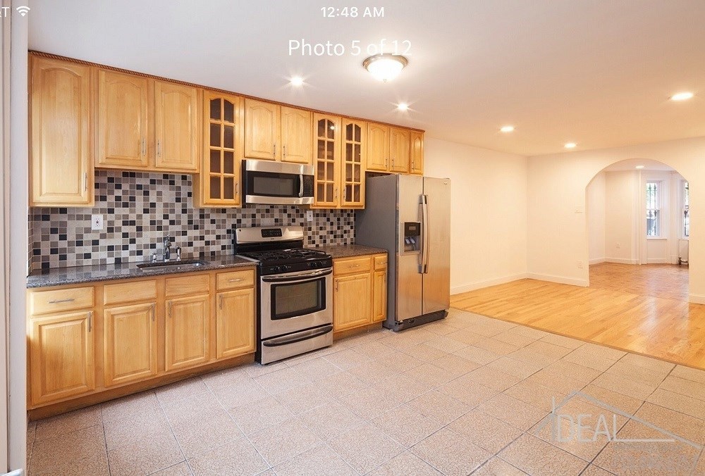 Nhà bếp Brooklyn sáng bừng sau khi sửa chữa