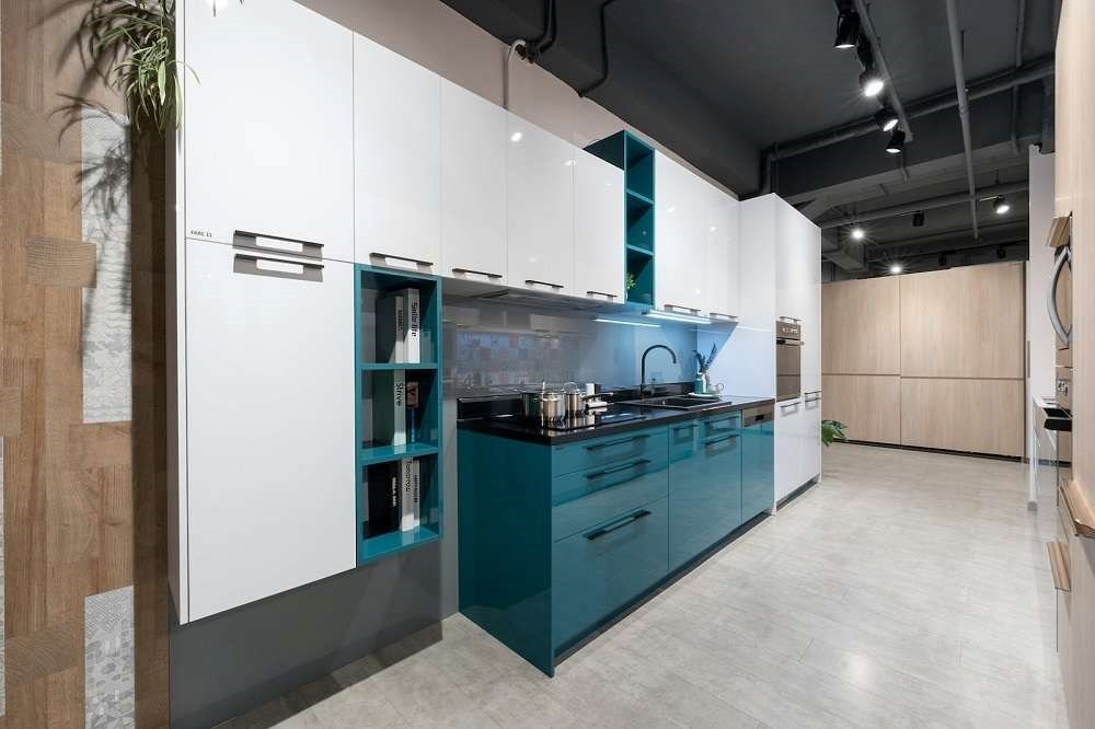 Tủ bếp Acrylic màu xanh, trắng bóng bẩy, tương phản đẹp mắt