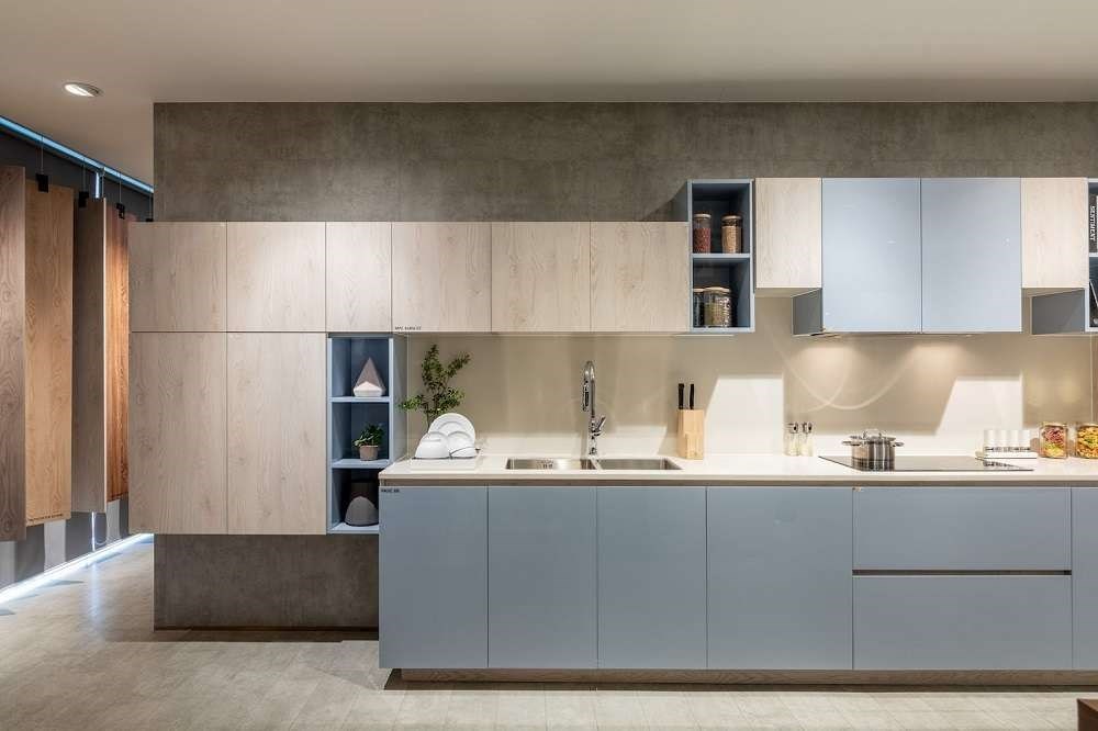 Tủ bếp Acrylic chữ I nhẹ nhàng, thanh thoát với gam màu xanh, be hài hòa