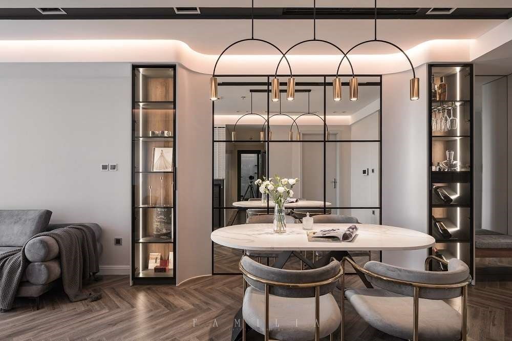 Hai bên hệ thống cánh cửa ốp gương là kệ gỗ âm tường sang trọng