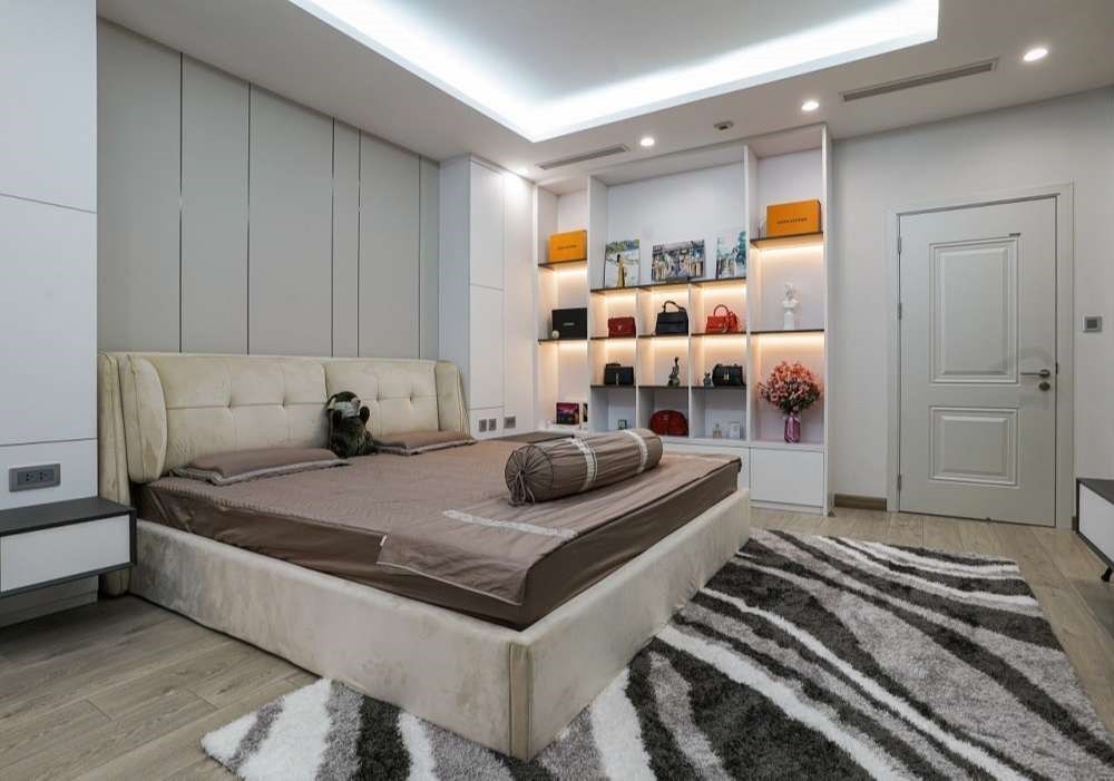 Phòng ngủ chính sáng sủa với gam màu trắng chủ đạo.