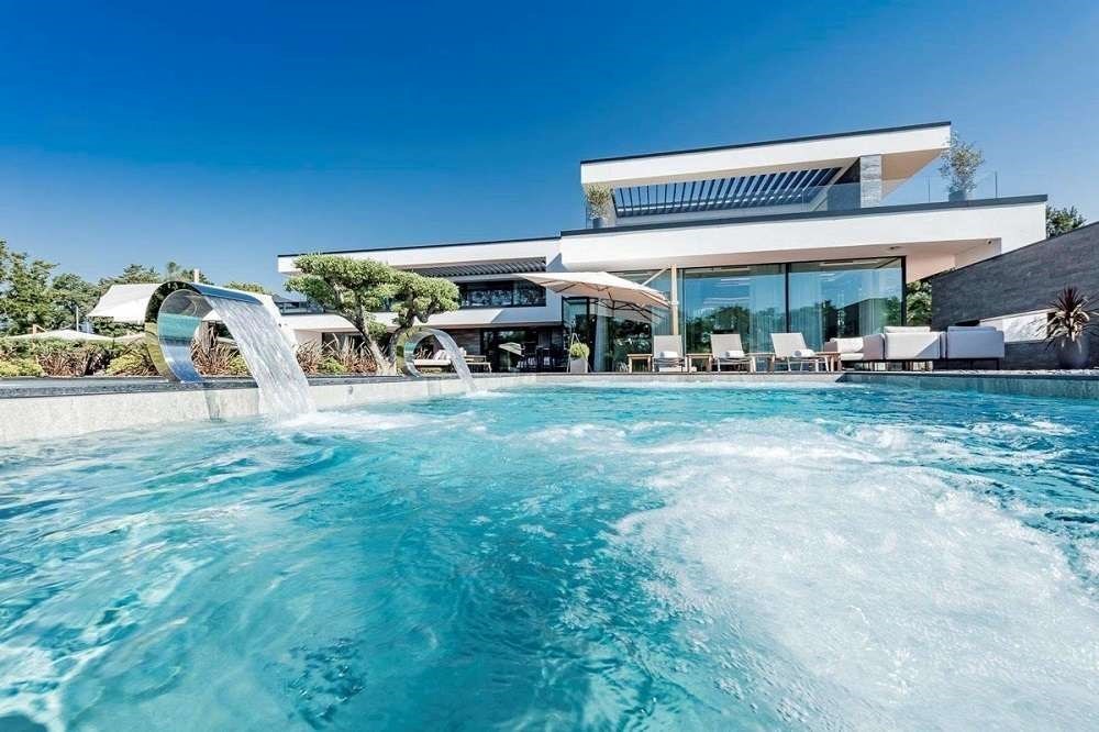 Hồ nước nhân tạo rộng rãi