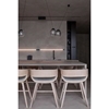 6 chiếc ghế ăn màu kem được thiết kế đơn giản dưới mặt bàn tạo vẻ đẹp bóng bảy cho căn bếp.